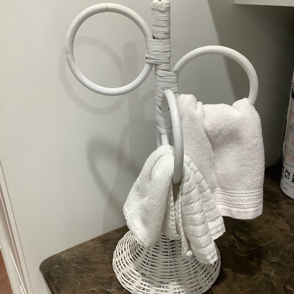 Vintage wicker facecloth small towel holder 16 1/4” tall - Picture 4 of 5